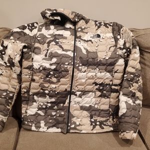 Northface Thermoball Hoodie lrg